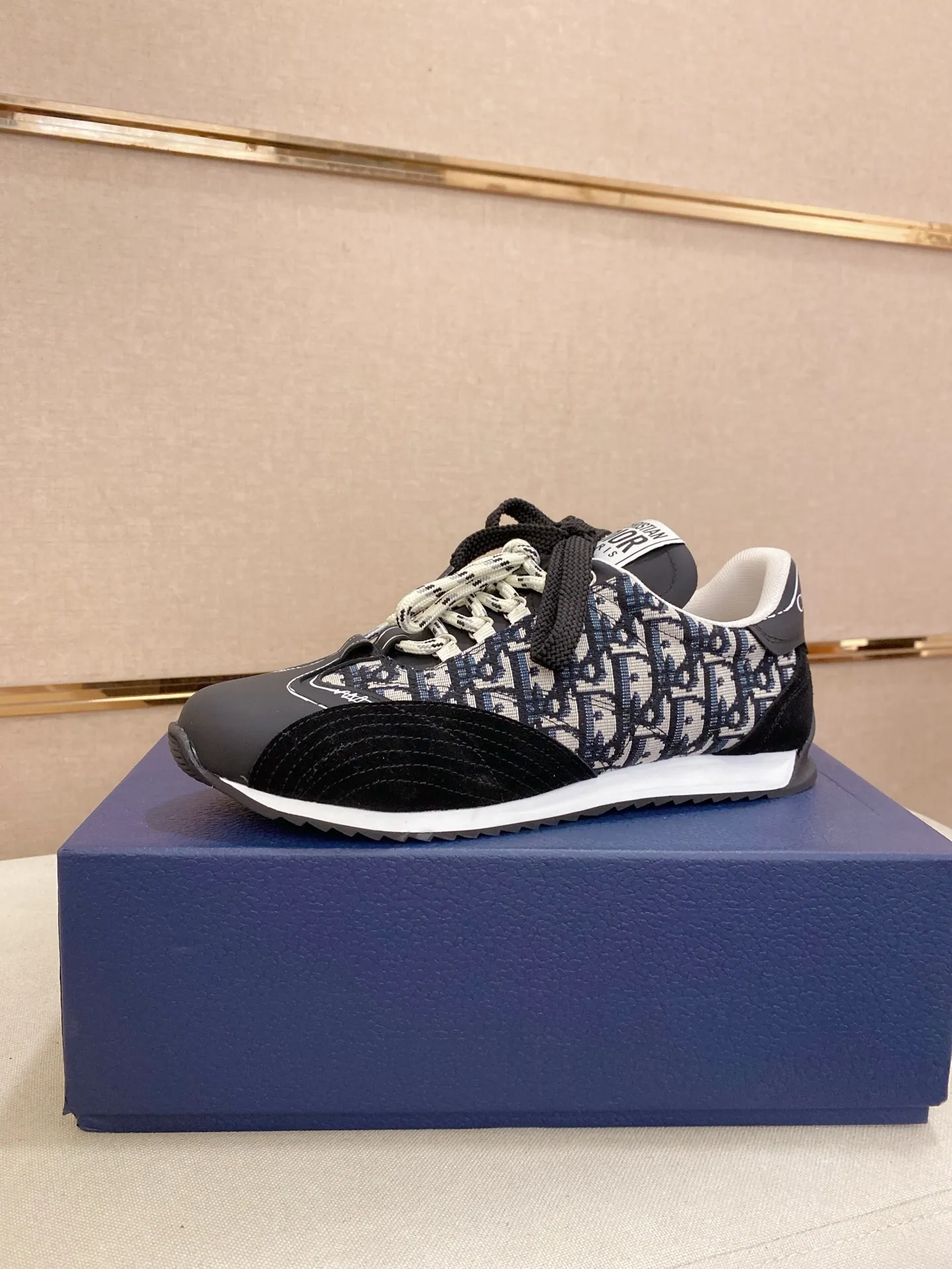 Men's shoes💰: 500💰Couple style💏 [Dior·Dior] New casual sports style men's shoes, new spring and summer design, perfect workmanship, lace-up lazy style to create wardrobe quality, upper: imported first-layer cowhide, mesh breathable lining soft and comfortable, ultra-light TPU wear-resistant outsole, simple, versatile fashion men's shoes, excellent color code number 35--44. (45,46 customized items are not returnable or exchangeable)